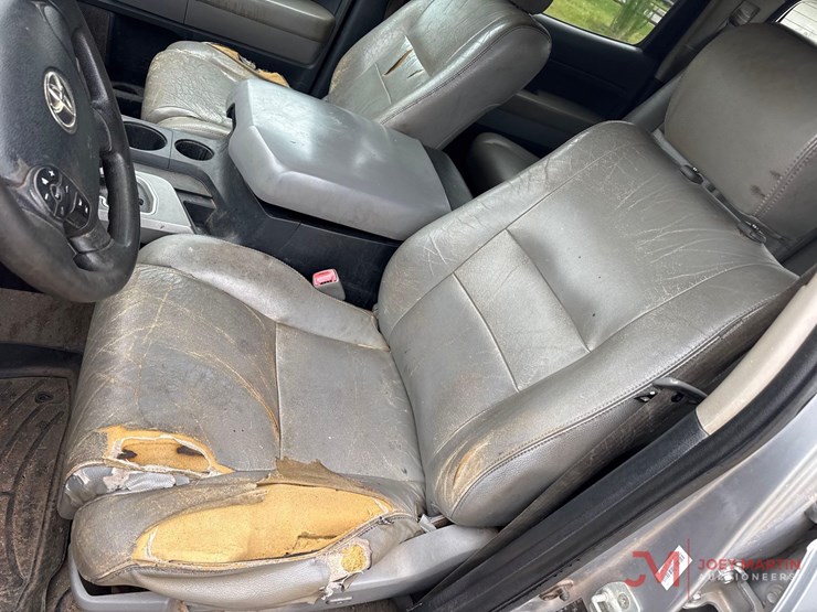 2011-toyota-tundra-sr5-image-26