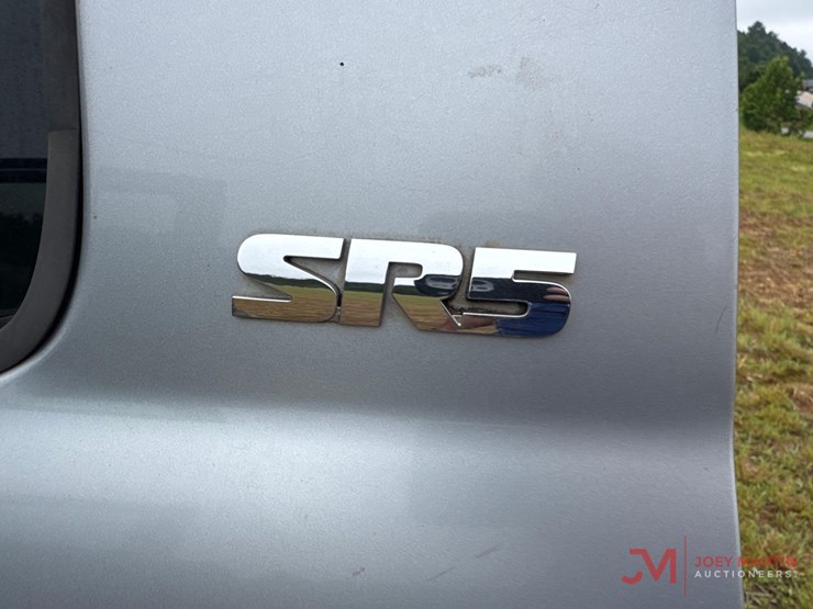2011-toyota-tundra-sr5-image-18