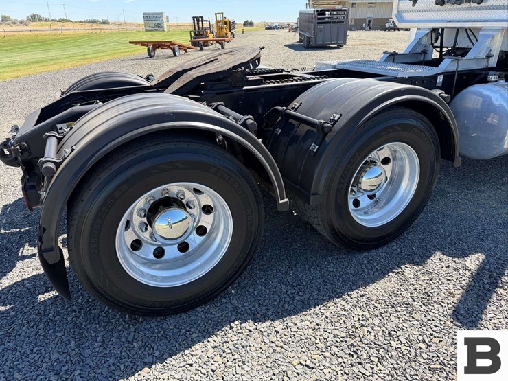 2001-peterbilt-377-image-26