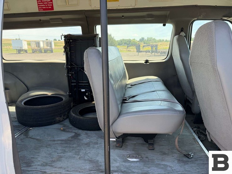 2007-ford-econoline-e-250-wheelchair-van-image-21