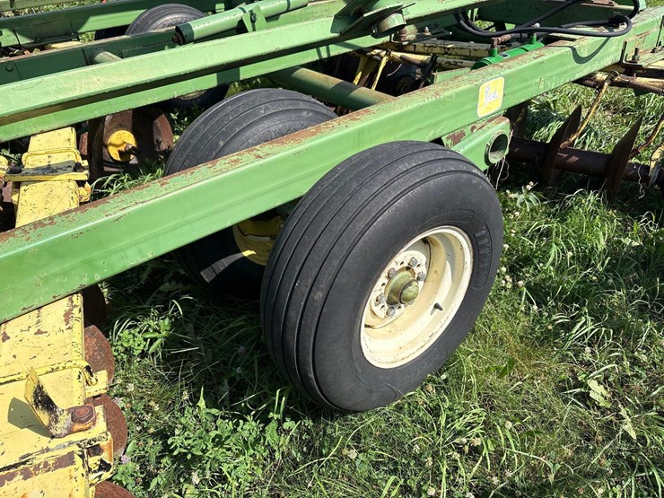 john-deere-230-image-27