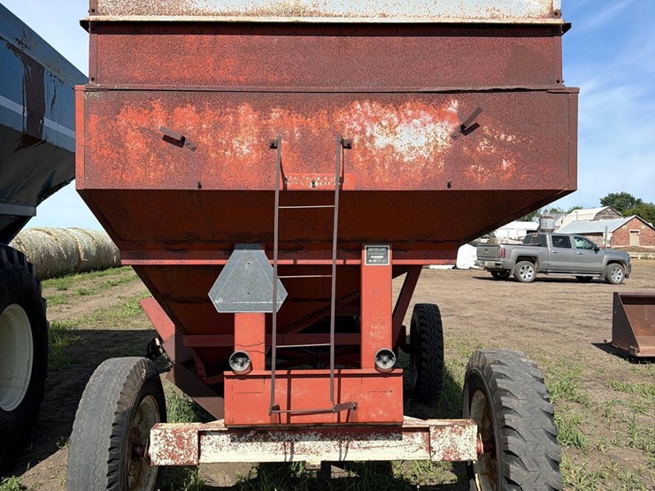m&w-350-bushel-gravity-wagon-image-3