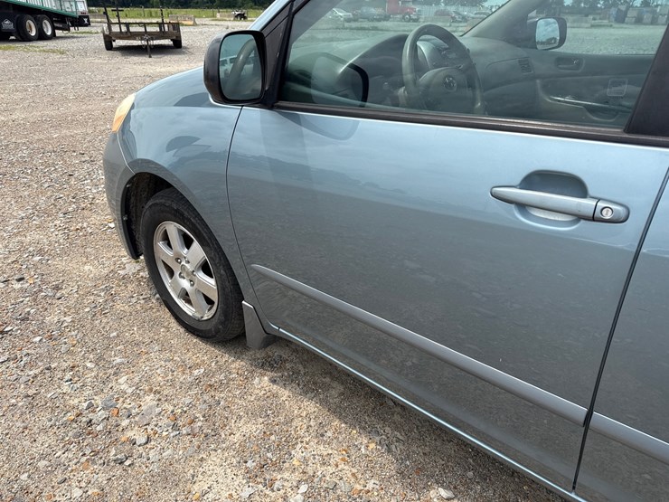 2009-toyota-sienna-image-11