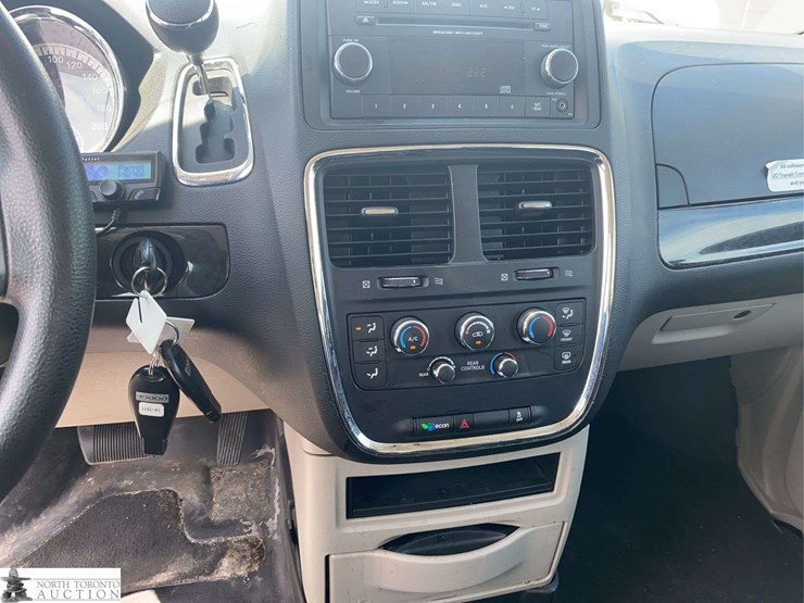 2014-dodge-grand-caravan-sxt-image-13