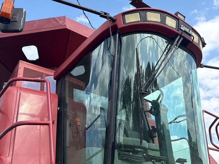 2006-international-2388-axle-flow-combine-image-44
