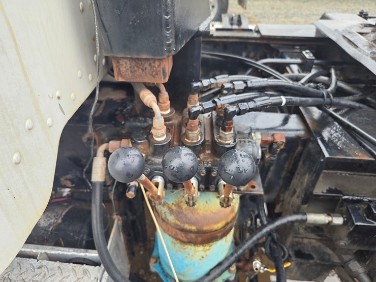 1995-peterbilt-357-image-25