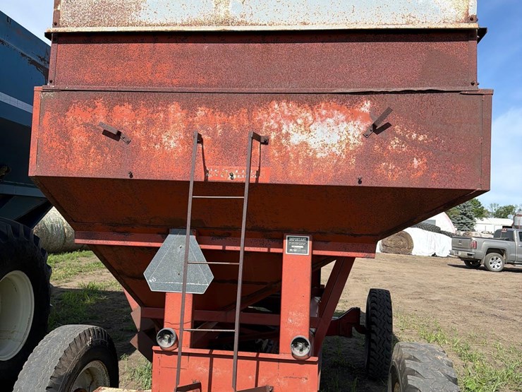 m&w-350-bushel-gravity-wagon-image-15