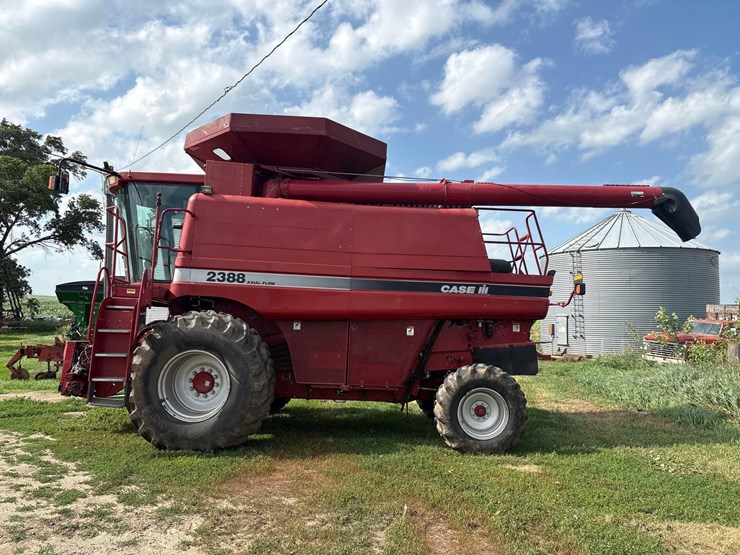 2006-international-2388-axle-flow-combine-image-2