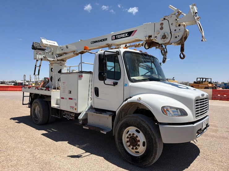 2017-freightliner-m2-106-image-3