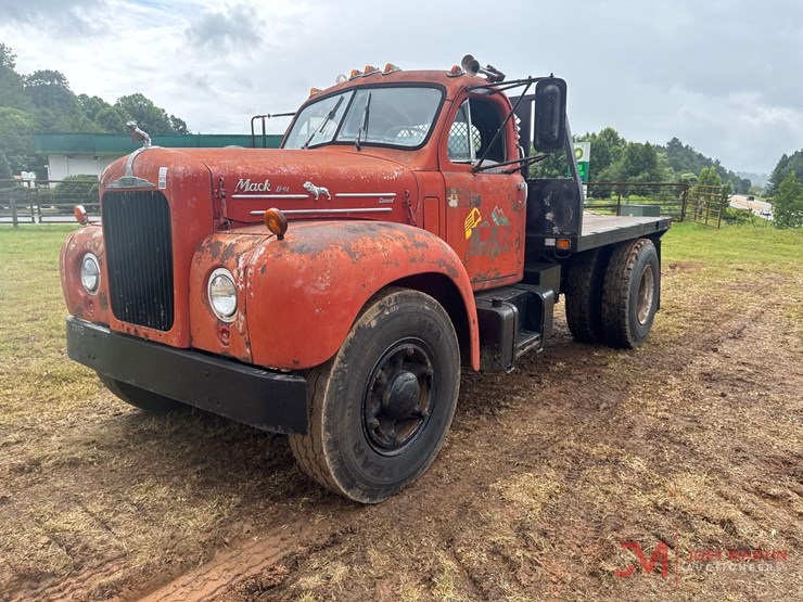 1963-b-model-mack-truck-image-9