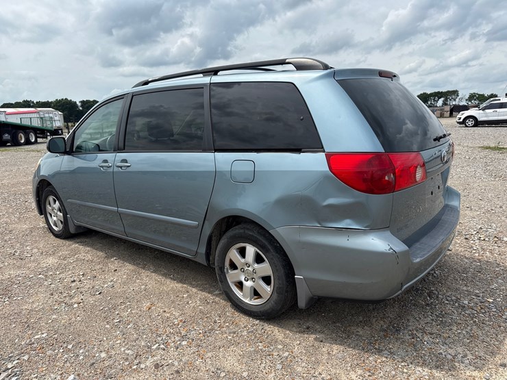 2009-toyota-sienna-image-5