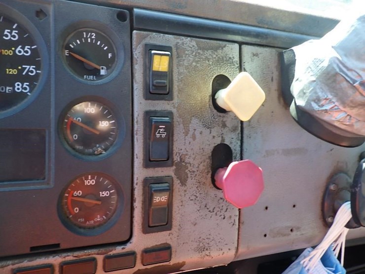 2000-freightliner-fl70-image-27