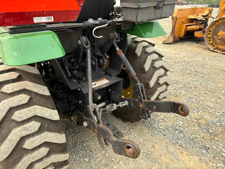 2014-john-deere-2025r-image-23
