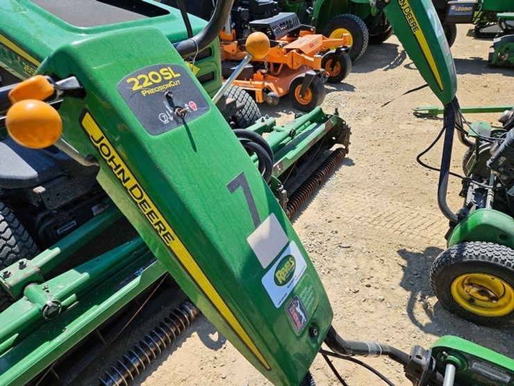 john-deere-220-image-15