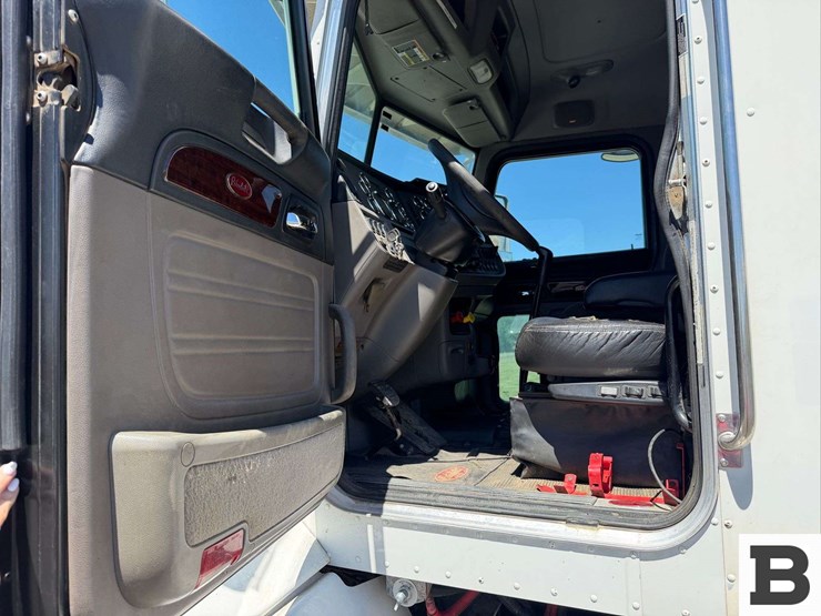 2012-peterbilt-384-image-25
