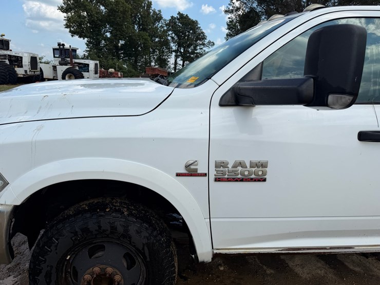 2014-dodge-3500-image-24