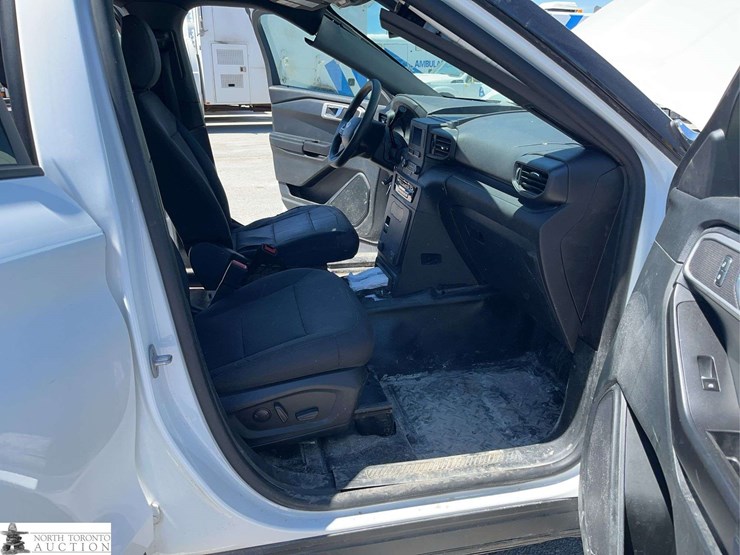 2022-ford-explorer-image-21