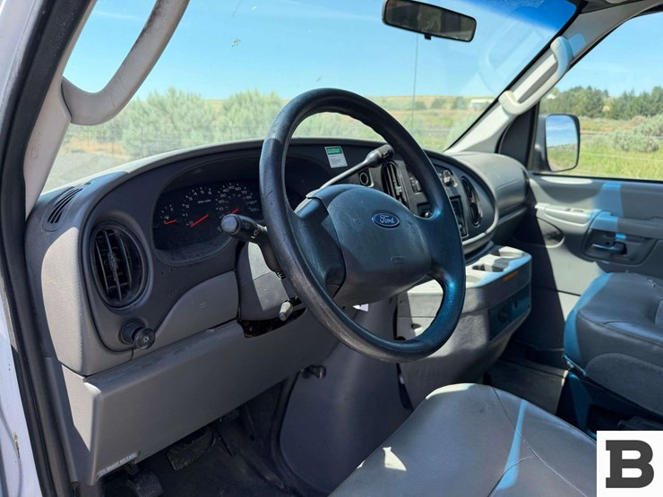 2007-ford-econoline-e-250-wheelchair-van-image-27