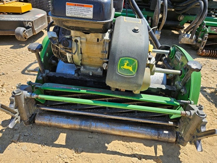 john-deere-220-image-10