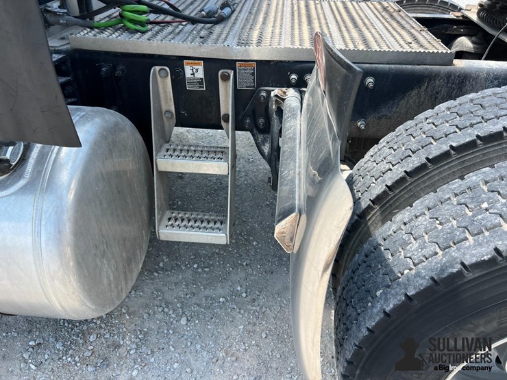2018-peterbilt-579-image-12
