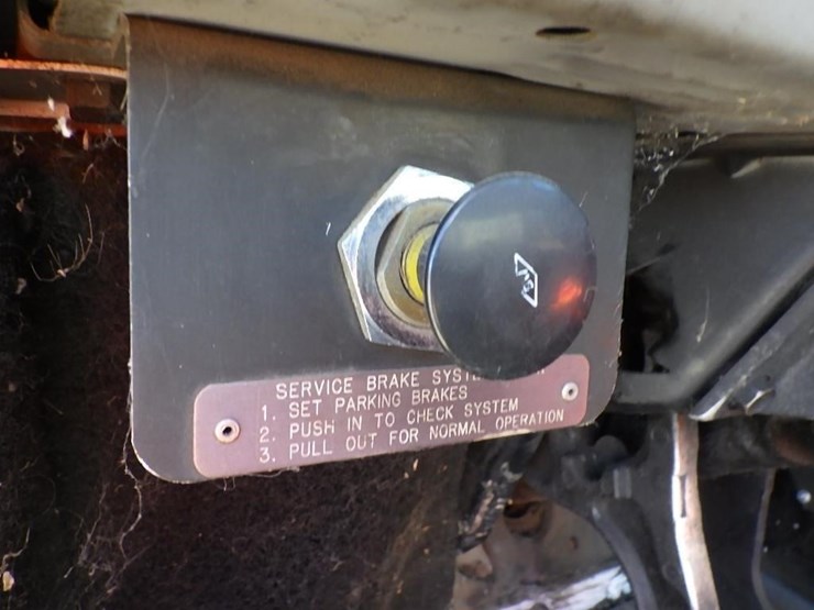 2000-freightliner-fl70-image-24
