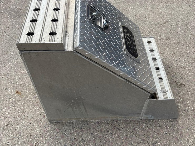 locking-semi-tool-box/-with-brackets-image-4