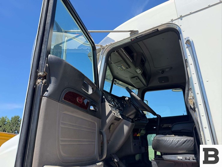 2012-peterbilt-384-image-24