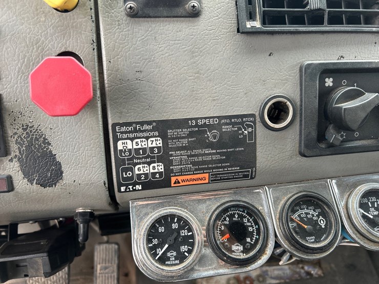 2003-freightliner-fl112-image-30