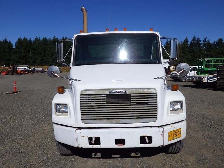 2000-freightliner-fl70-image-2