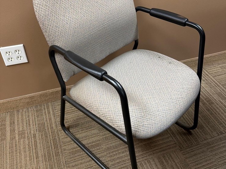 5’-round-table-with-chairs-image-2
