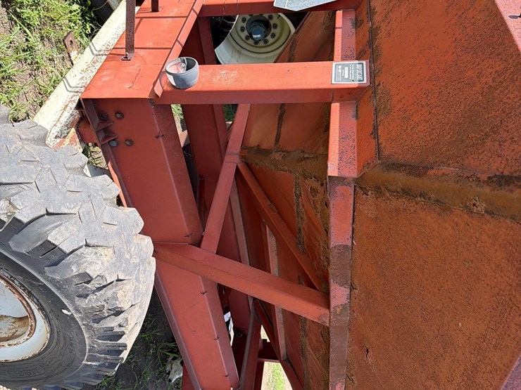 m&w-350-bushel-gravity-wagon-image-13
