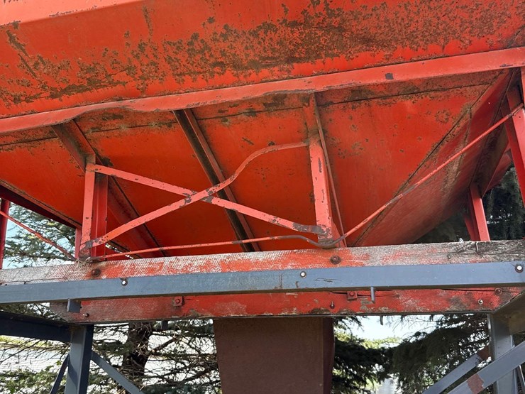 approx-300bu-holding-bin-with-stand-image-3