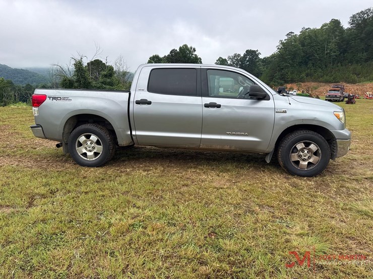 2011-toyota-tundra-sr5-image-2