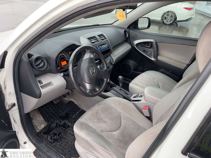 2011-toyota-rav4-image-10