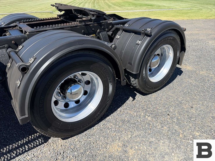 2001-peterbilt-377-image-17