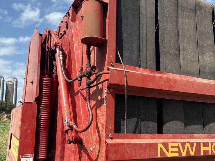 new-holland-660-image-24