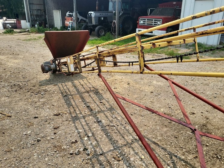 new-holland-bale-conveyor-w/transport-tires-and-electric-motor-image-25