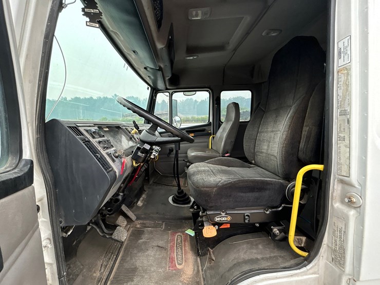 2003-freightliner-fl112-image-106