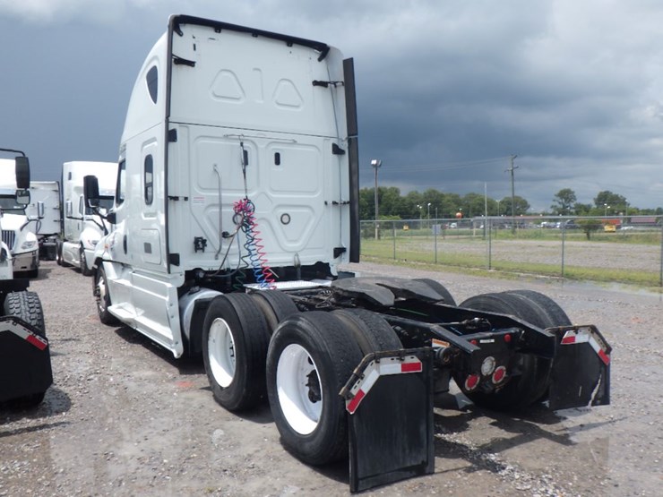 2018-freightliner-cascadia-125-image-11