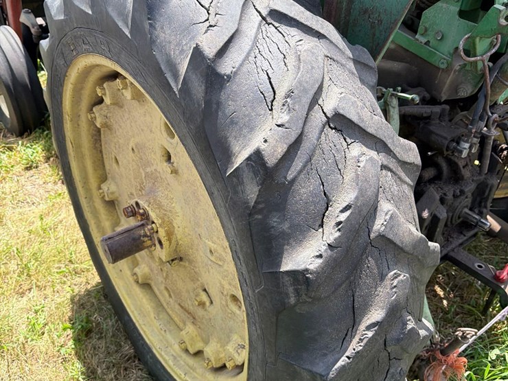john-deere-3020-image-11