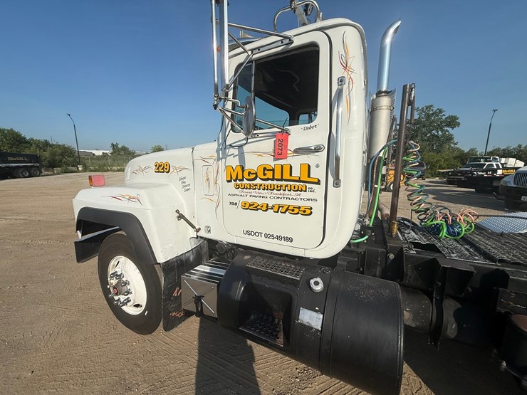 #2073-•-1991-mack-rd360s-day-cab-truck-tractor-image-10