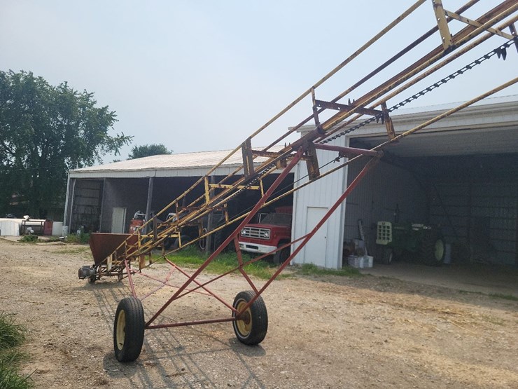 new-holland-bale-conveyor-w/transport-tires-and-electric-motor-image-23