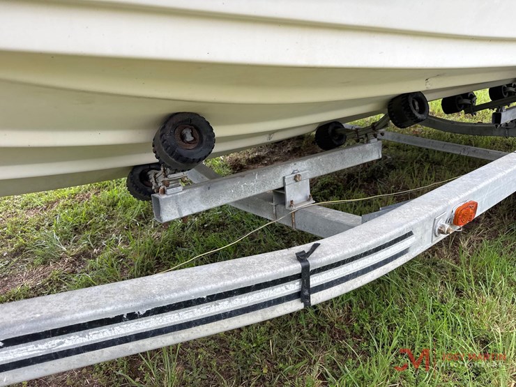 calaic-19'-cuddy-cabin-boat-image-10