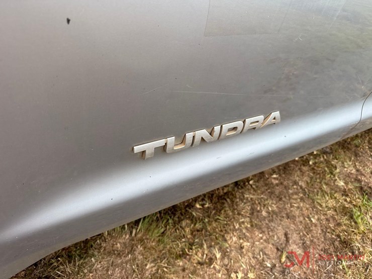 2011-toyota-tundra-sr5-image-10