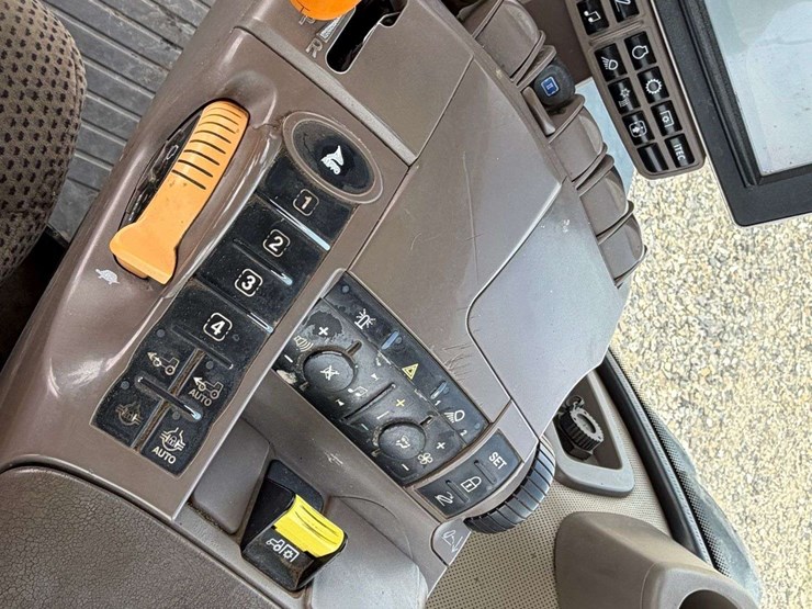 2014-john-deere-8345r-image-54