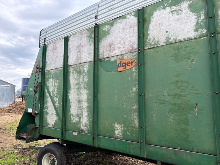 badger-18ft-front-unload-silage-wagon-image-8