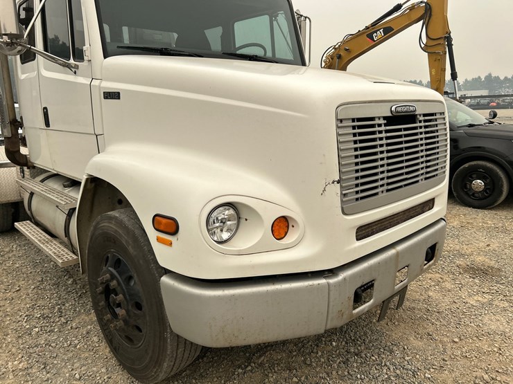 2003-freightliner-fl112-image-63