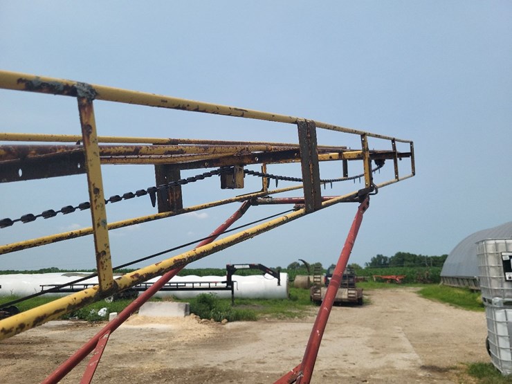 new-holland-bale-conveyor-w/transport-tires-and-electric-motor-image-24