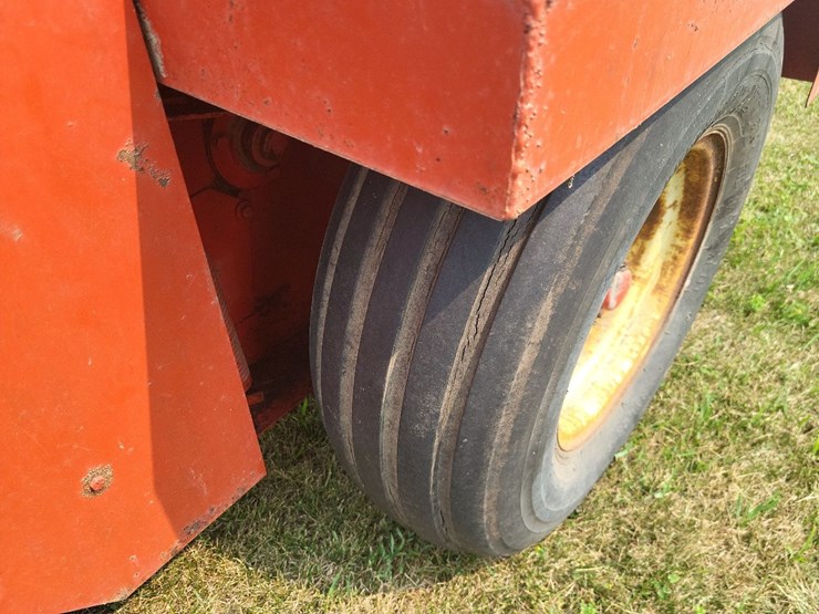 gehl-1600-round-baler-image-14