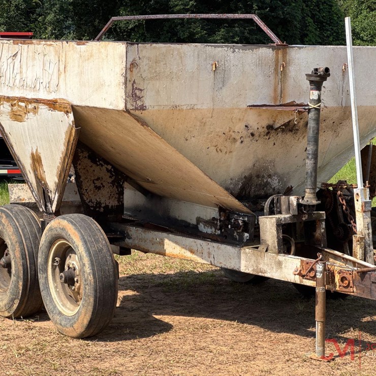 SIMONSEN 8' PULL TYPE FERTILIZER SPREADER